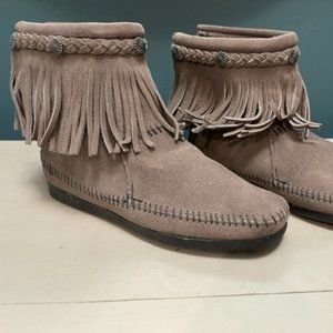 New Minnetonka Suede Grey Fringe Moccasin Ankel Boots - Size 6.5
